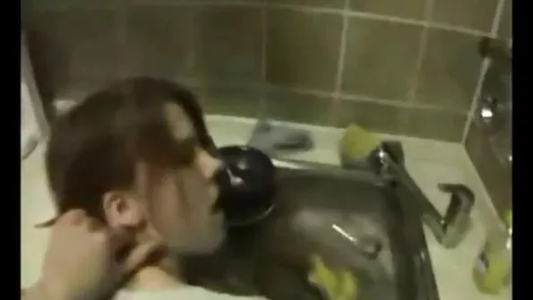 Дві молоді дивитись порно відео безкоштовно дівчата намагаються зробити еротичну фотосесію.