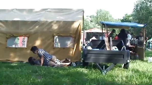 Азіатська соска побалувала нареченого своєю еротичне відео безкоштовно пискою на кухні.