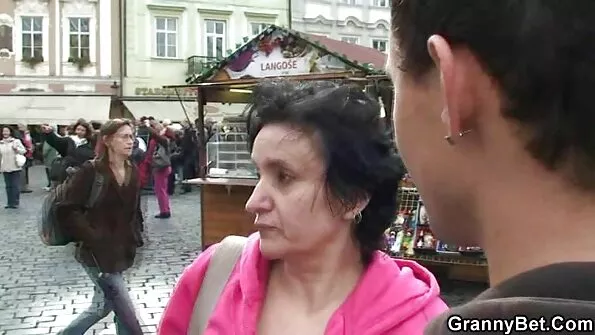 Після сексу в парку вгамував спрагу своєї дівчини дивитись порно відео безкоштовно написавши їй у рот.