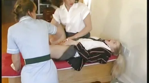 Симпатичну дівчину 18-ти років трахнув у ванній аматорській. безкоштовна парнуха