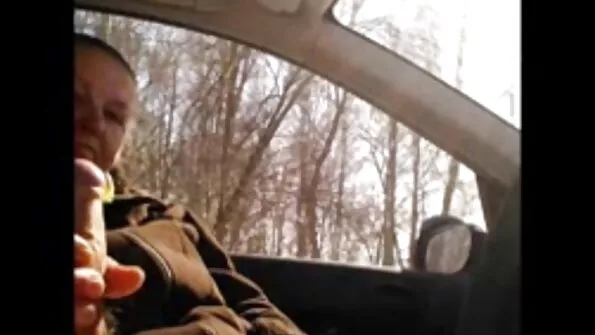 Повія Маша нудно сексдивитися трахкає зі старим збоченцем на вулиці.