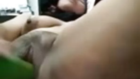 Стажерка смокче хуй боса за кар'єру під столом в безкоштовна парнуха офісі.