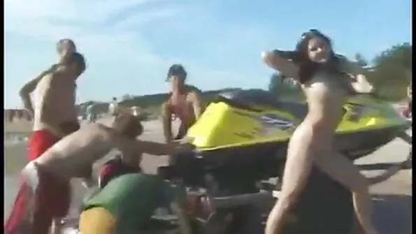 Дівчина безкоштовно відео секс спробувала секс із трансом.
