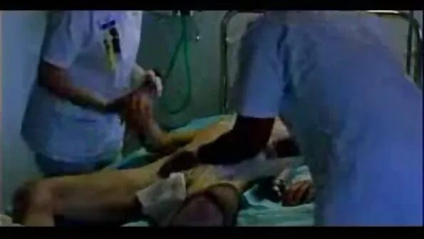 Сільська дурниця обсикає безкоштовне порно відео сходи власного будинку.