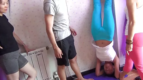 Вісімнадцятирічна мастурбує і показує писю порно відео безкоштовно онлайн з попою.